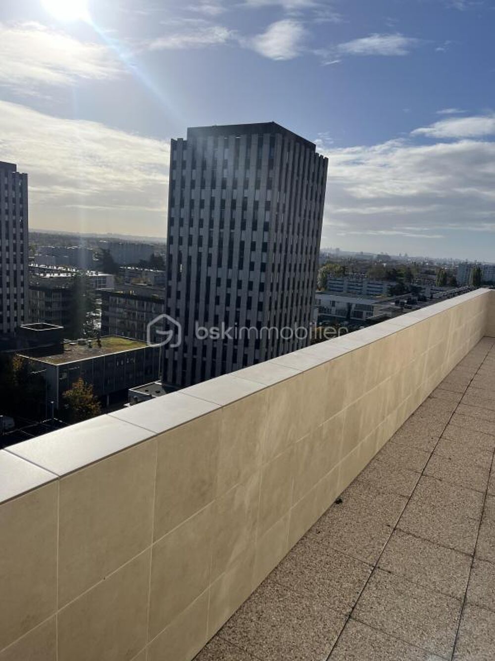 BIEN RARE DANS LE SECTEUR - MAGNIFIQUE APPARTEMENT AVEC TERRASSE PANORAMIQUE