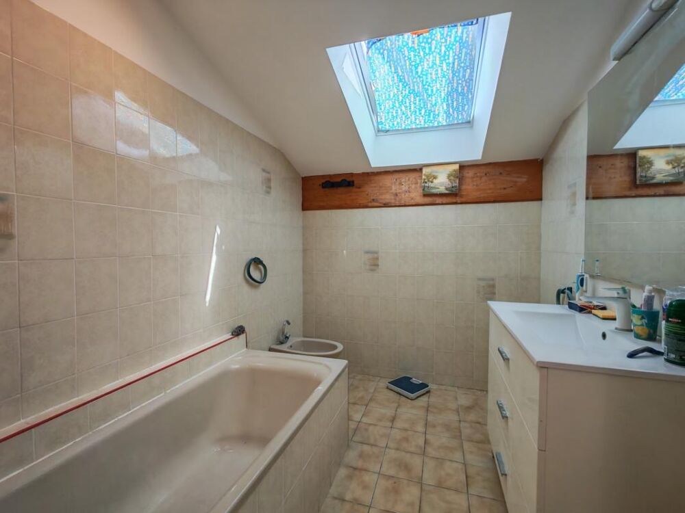 Vente Immeuble Immeuble de rapport avec T2 loué, T4 libre et garage à Pavie. Idéal investisseur Pavie