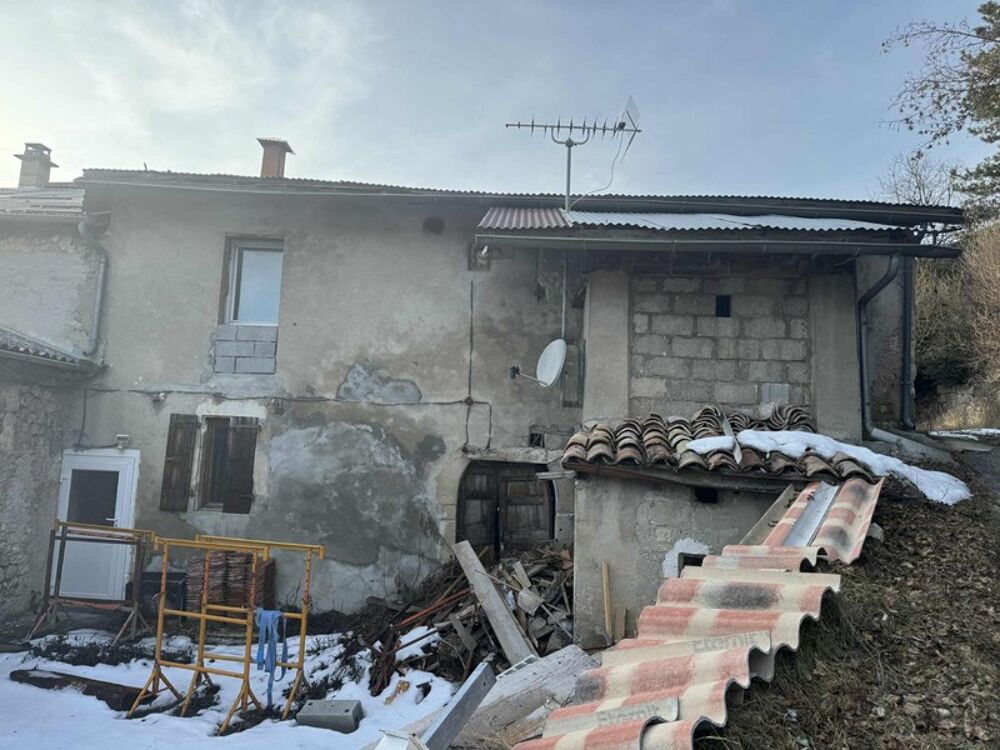Maison de village à rénover + grange  La Faurie (05)