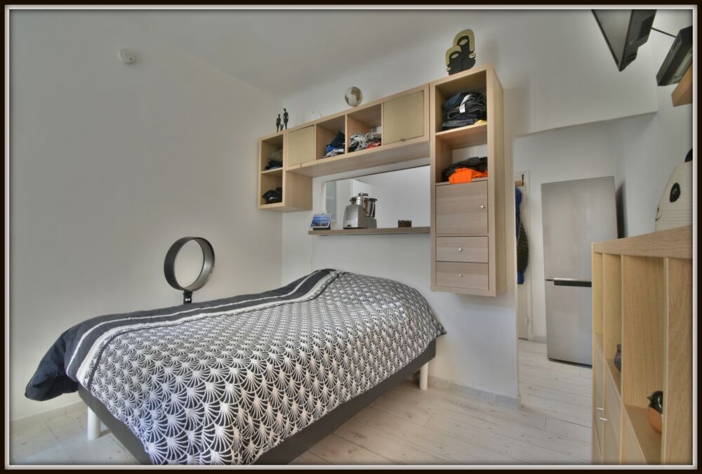 Appartement rénové avec jardin privatif  Vendu entièrement meublé 1 pièces NIMES (30)