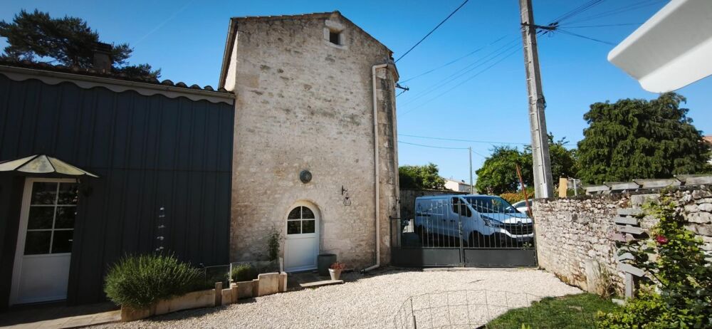 Ensemble immobilier composé dune magnifique maison en pierre pleine de charme d'environ 120m2 et dune seconde maison à rénover