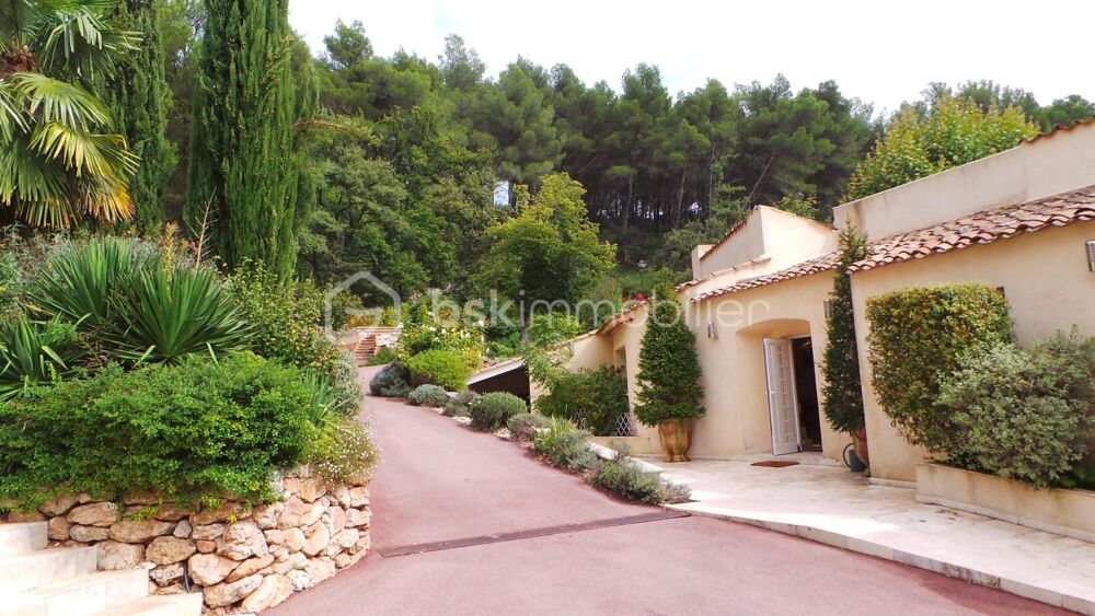 Un ensemble immobilier de 490 m² composé de 3 maisons avec 3 ha de forêt