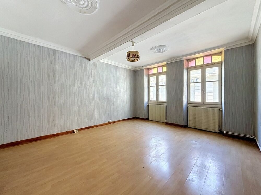Maison de caractère avec éléments médiévaux  241 m²  6 chambres  Cour et terrasse  Centre historique