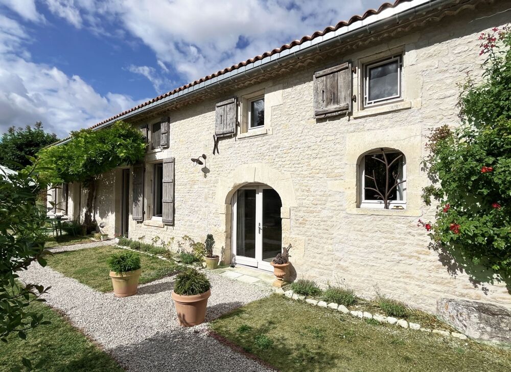 Vente Maison Maison à vendre 7 pièces avec dépendance sur terrain de 1140 m² AUMAGNE (17) Aumagne
