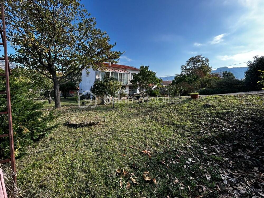 Villa avec piscine / garage / 8 pièces / pool house