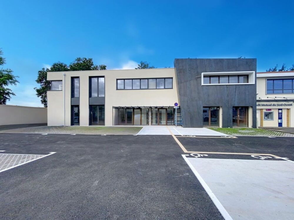   A SAINT JEAN D'ILLAC - Local neuf de 59 m² 