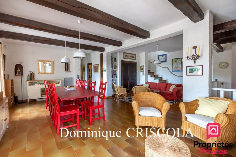 Rare propriété avec vue panoramique dans quartier recherché