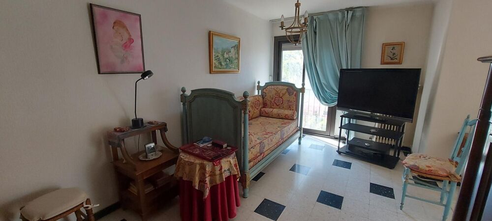 30. GARD. NIMES. Appartement traversant climatisé de 106 m² avec terrasse dans résidence sécurisée