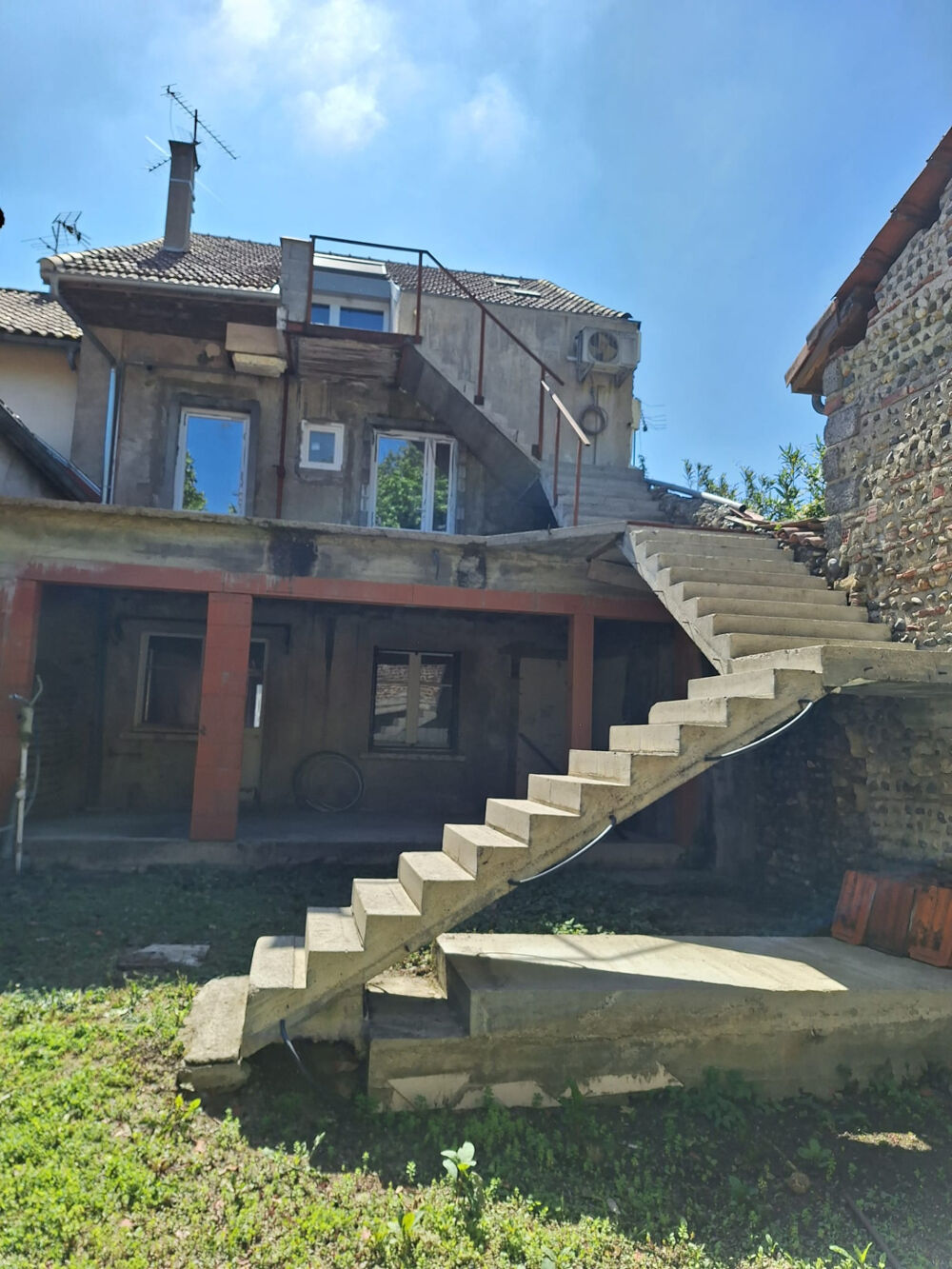Vente Maison ?  À VENDRE – Maison de ville 213 m² avec 4 appartements à finir de rénover – RISCLÉ (Gers 32) Riscle
