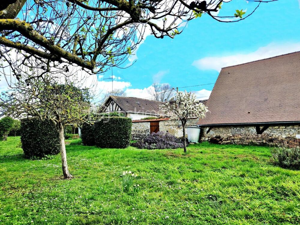 Maison à fort potentiel avec dépendances  Très beau jardin arboré