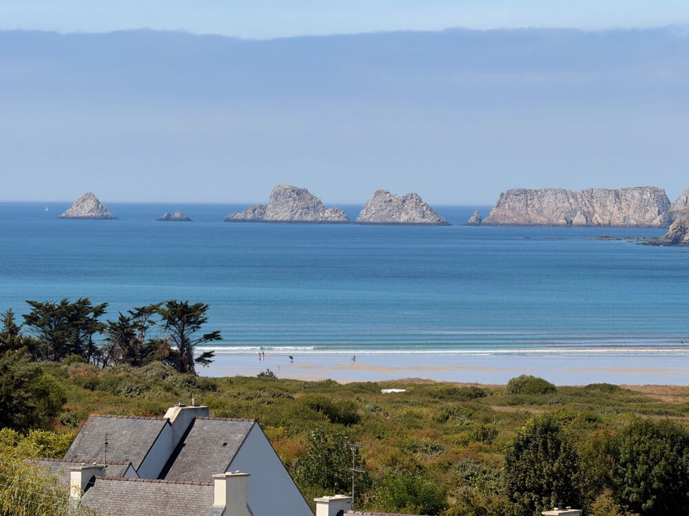 GOULIEN  Maison en ossature bois avec vue panoramique sur la plage : le rêve absolu sur la presqu'île