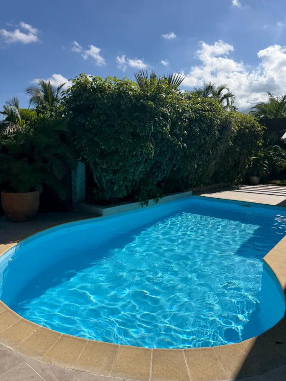 Belle villa de type F5 avec piscine dans lot. sécurisé