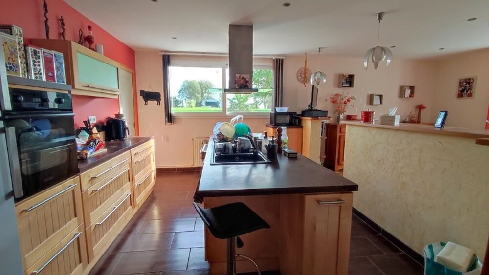 Maison familiale en bon état avec terrain, au calme dans un hameau à Beugnon Thireuil