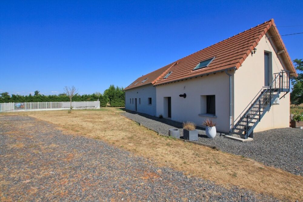 Belle longère rénovée en 2021, avec de beaux volumes, sur un terrain de 2 hectares