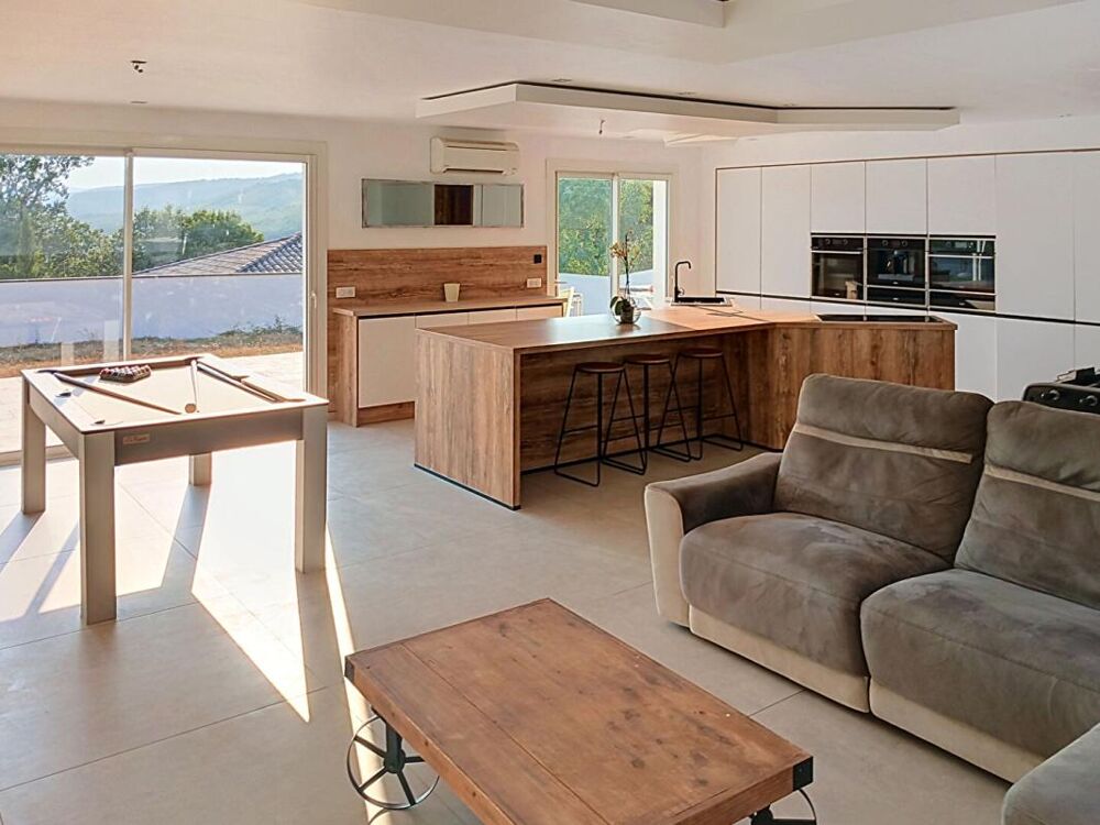 Villa T6 avec piscine et terrain de 1241m² - Sainte-Anastasie-Sur-Issole