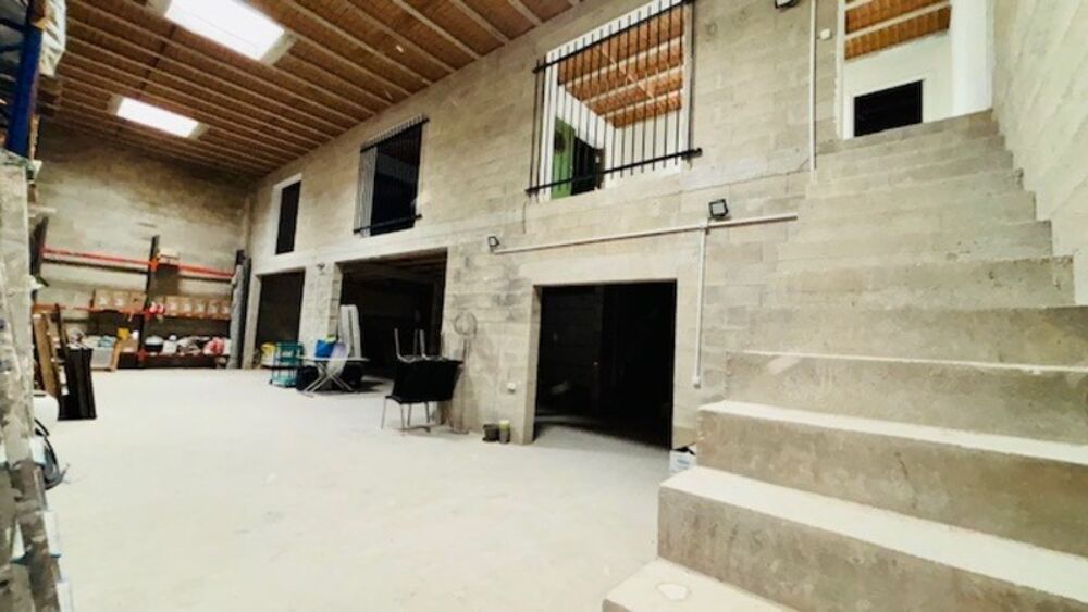   À Meaux – Espace, fonctionnalité et confort ! Entrepôt de 326 m² sur deux niveaux avec bureaux + maison de 85 m² (2 chambres ou Meaux