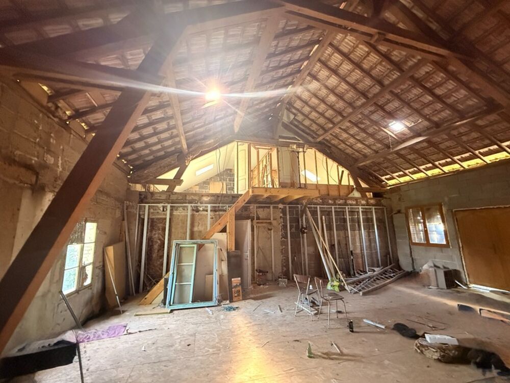 Ancienne grange à finir de restaurer 140m², 4 chambres, sur 1,2 hectares de terrain, 79 000 €