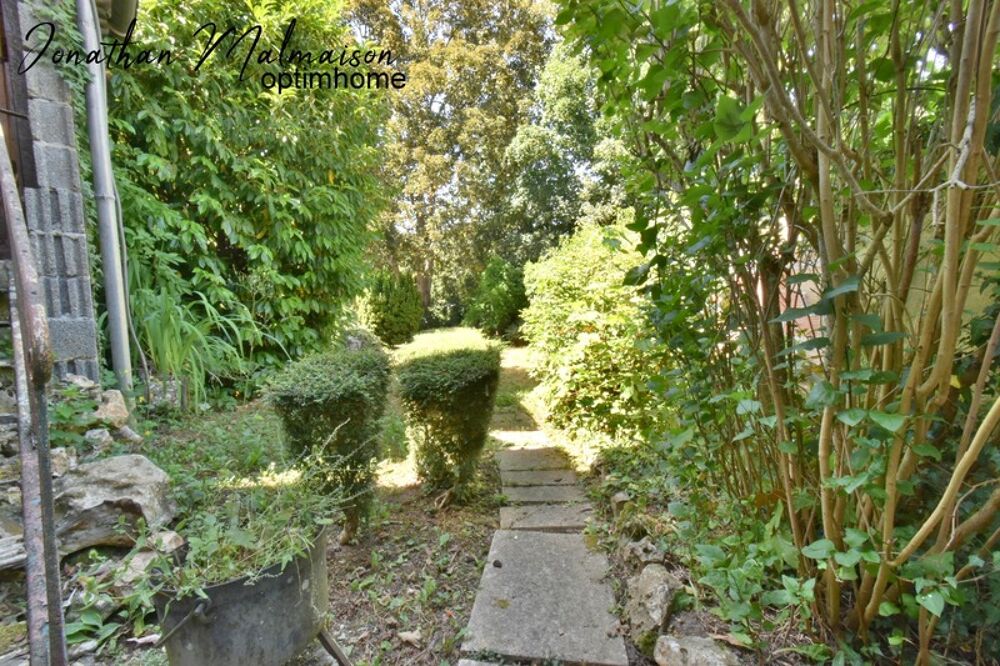 Maison de ville avec garage, jardin et fort potentiel  À deux pas de la gare et du centre-ville de Conches-en-Ouche