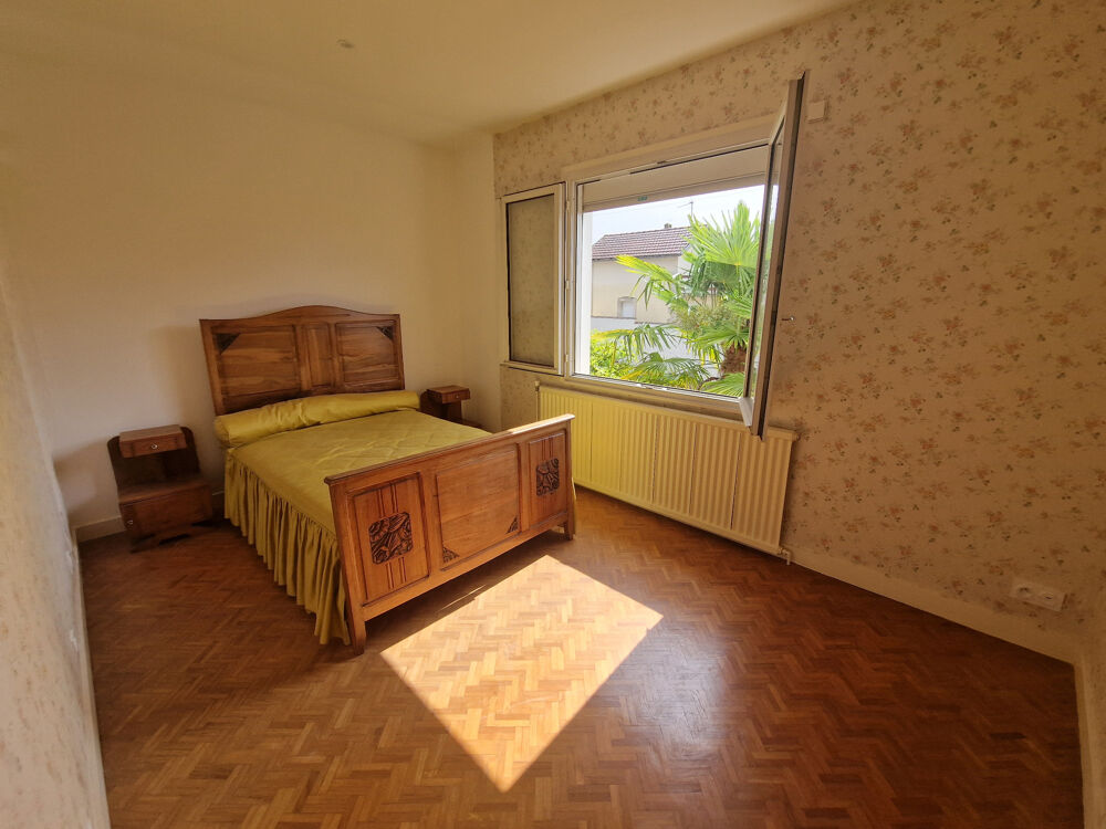 Dpt Charente Maritime (17), à vendre SAINT JEAN D'ANGELY maison P5 de 144 m² habitables avec garage