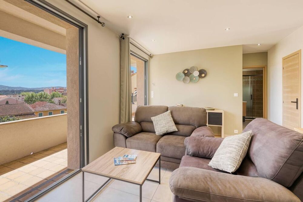 Vente Appartement Superbe T3 rénové avec terrasse à vendre - Centre- ville Lavandou- Plage et commodités à pied Le lavandou