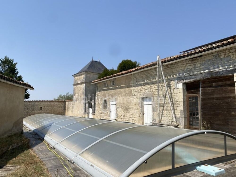 Vente Maison À 15 minutes d'Angoulême – Superbe ensemble charentais d'environ 290 m² habitables avec piscine 20x4 avec abri rétractable, 6 ch Champniers