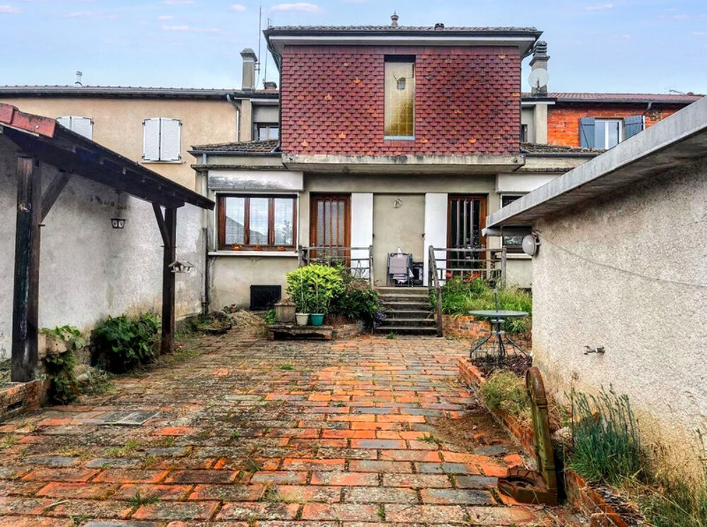 A 5 mn de MARCIGNY  Maison familiale denviron 163 m² habitables avec terrasse, dépendance, garages et terrain de 1 641 m²