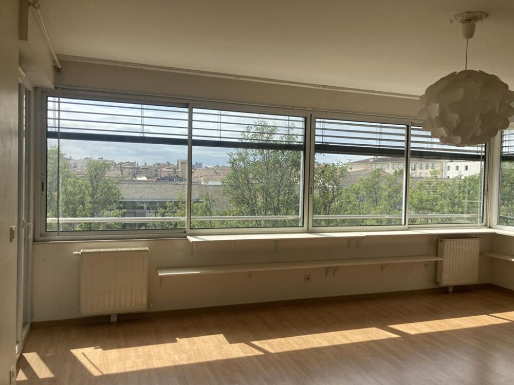 Appartement T3 lumineux avec deux loggias et parking aux Chartrons