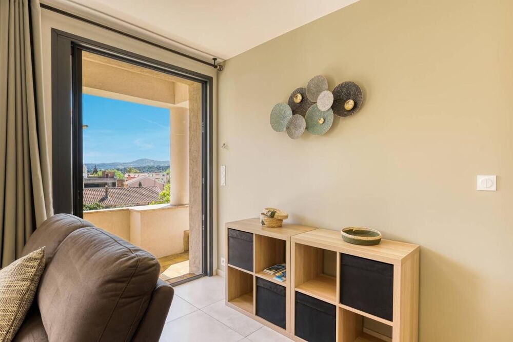 Vente Appartement Superbe T3 rénové avec terrasse à vendre - Centre- ville Lavandou- Plage et commodités à pied Le lavandou