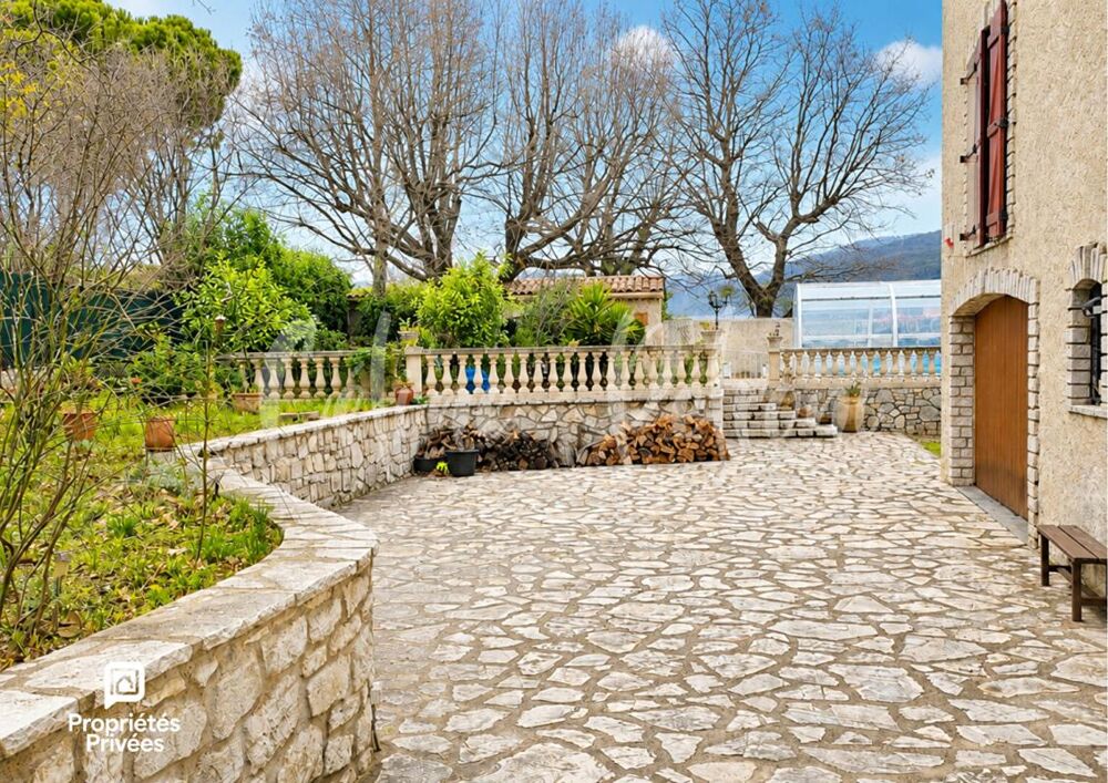 Demeure de caractère avec tourelle et piscine - 413 m² - Draguignan
