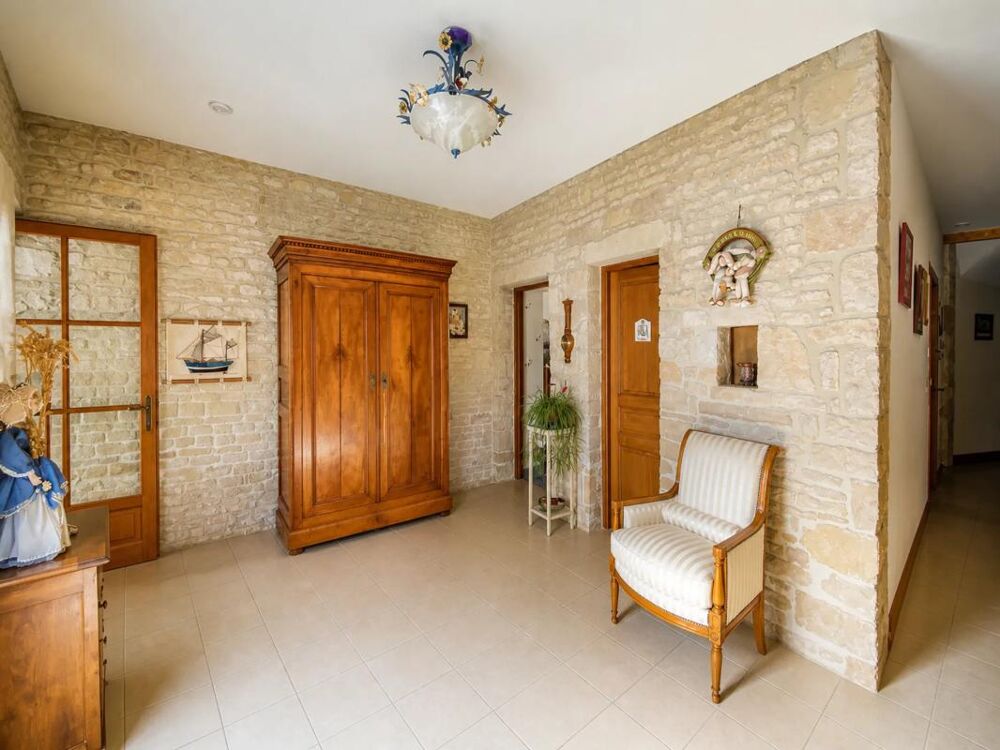Maison de 7 pièces, 5 chambres, 234 m2 à Villefagnan