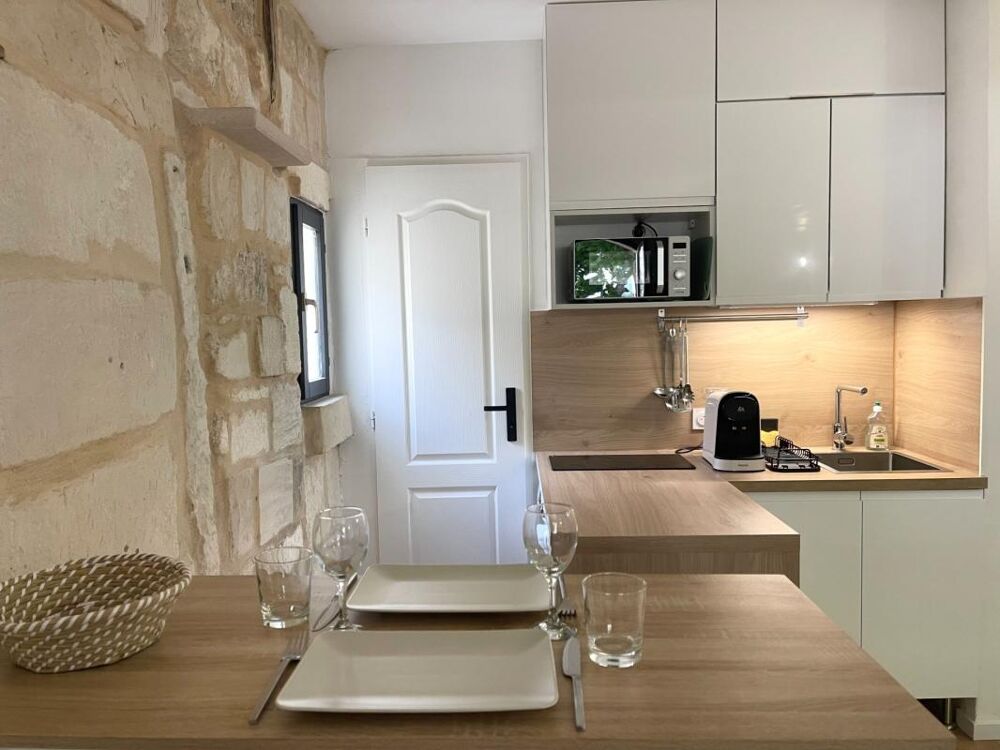 Vente Appartement AIGUES-MORTES INTRA-MUROS – STUDIO 23 m² ENTIÈREMENT RÉNOVÉ – VUE EXCEPTIONNELLE SUR LA PLACE SAINT-LOUIS Aigues mortes