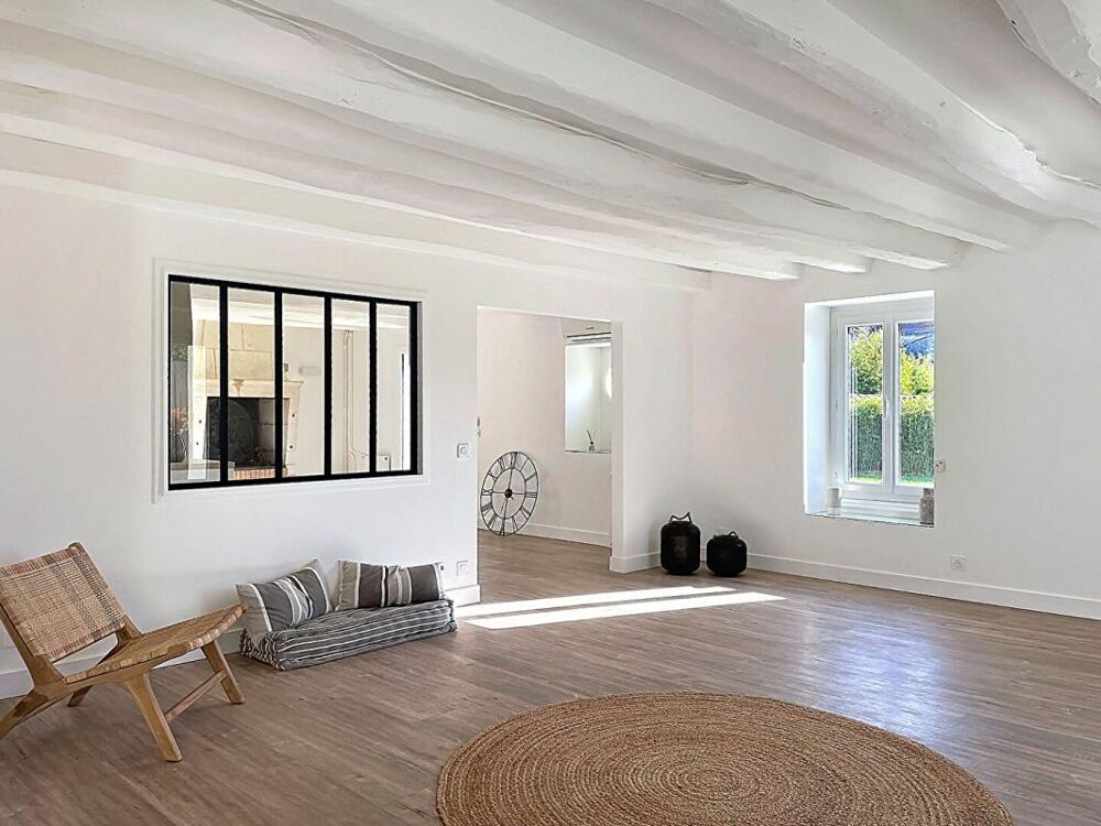 Belle demeure en pierre rénovée centre village 232 m2, 5 chambres, jardin, dépendance