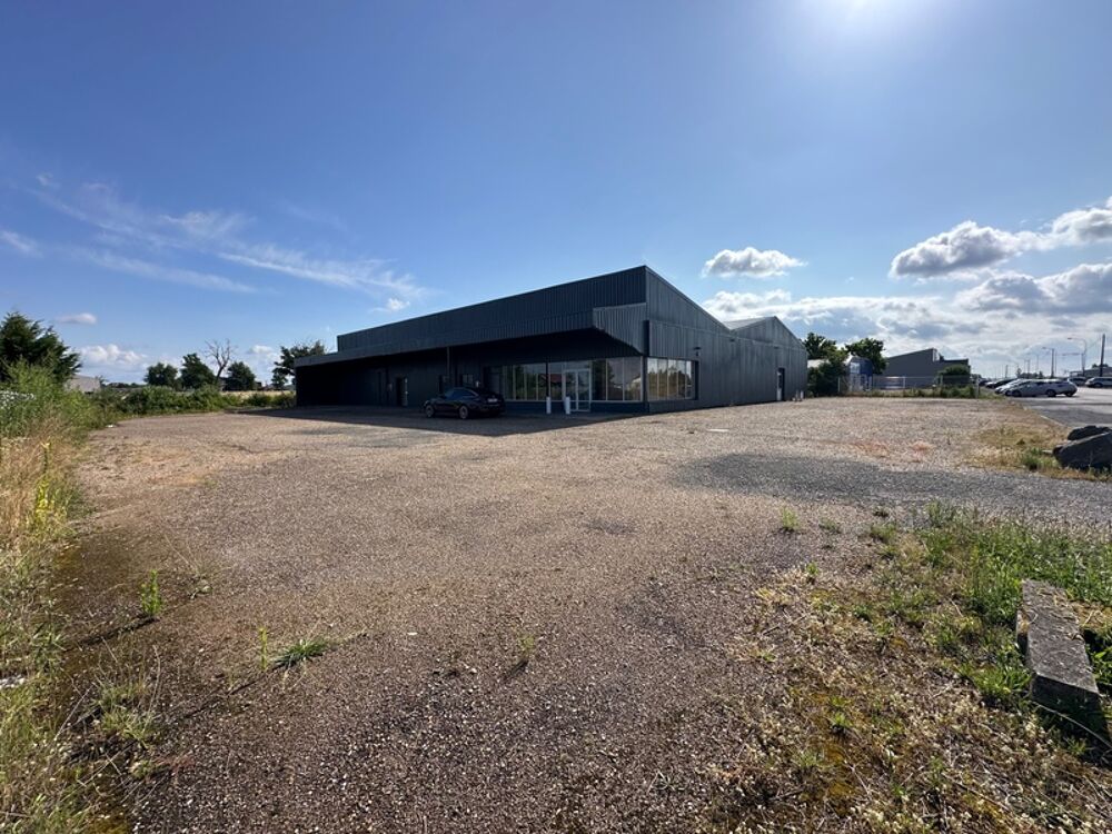   Dpt Saône et Loire (71), à vendre VITRY EN CHAROLLAIS Local commercial de 975m2 toitures et nombreux travaux suite sinistre grêl 