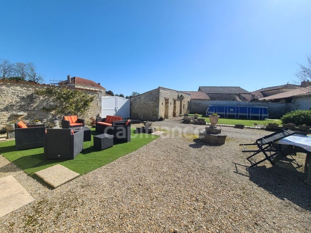Maison de charme de 255m² proche de MATHA (17)