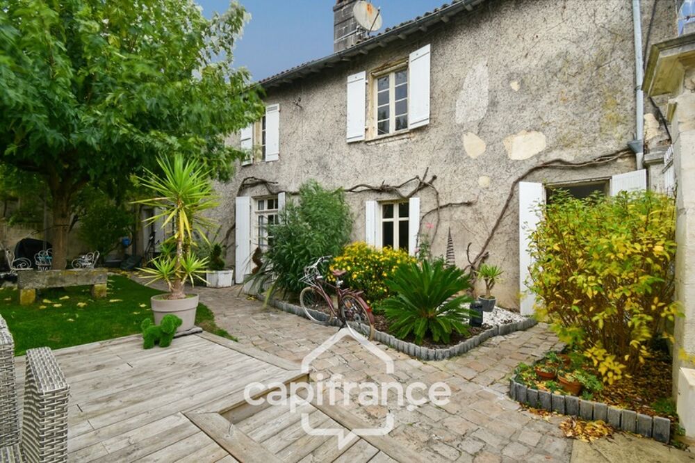 Maison de caractère à vendre, En Charente Maritime (17)centre ville SAINT JEAN D'ANGELY, 7 pièces avec jardin clos