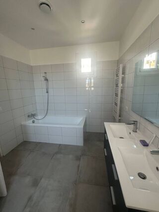  Appartement à louer 3 pièces 75 m²