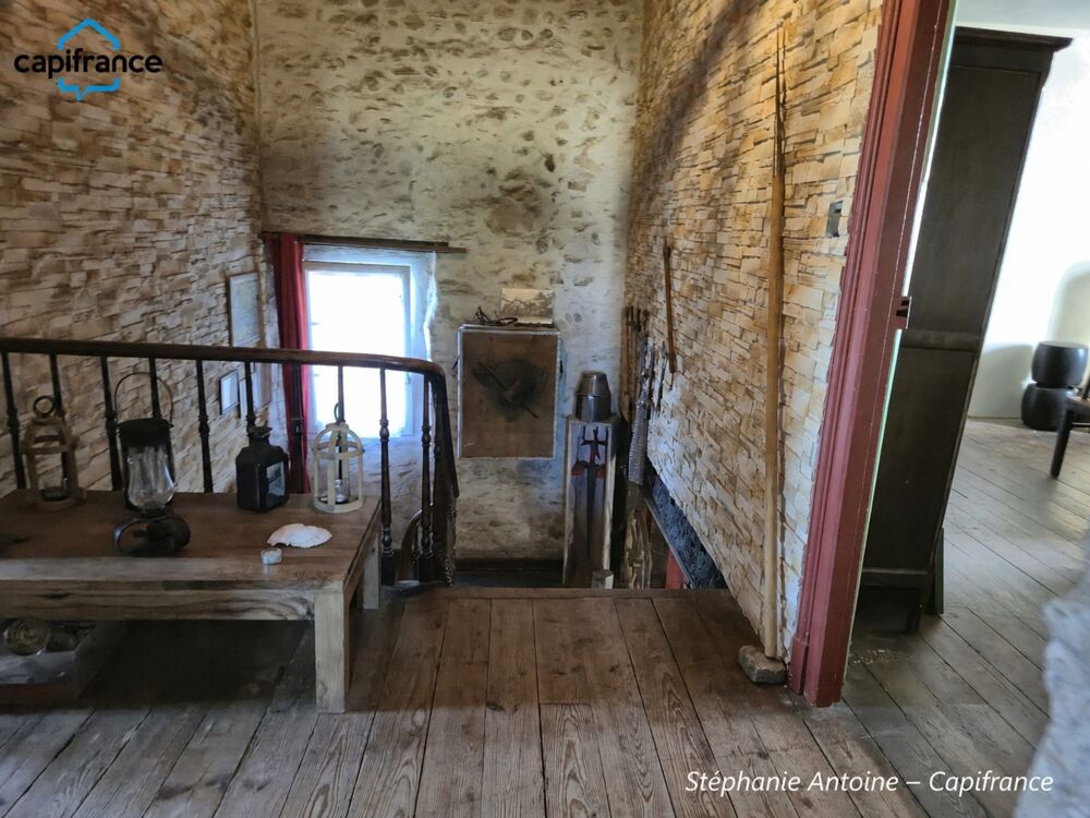 PUYOÔ  MAISON DE CARACTÈRE DE 188,83 M², 5 CHAMBRES, GRANGE DENVIRON 300 M² ET TERRAIN DE 1 198 M²  245 000 €