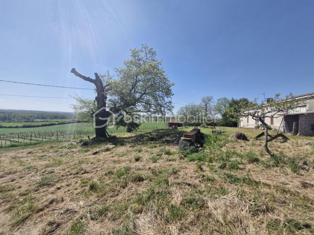 Belle maison en pierre à rénover de 150m2 avec deux dépendances de 100m2 et terrain de 47 hectares