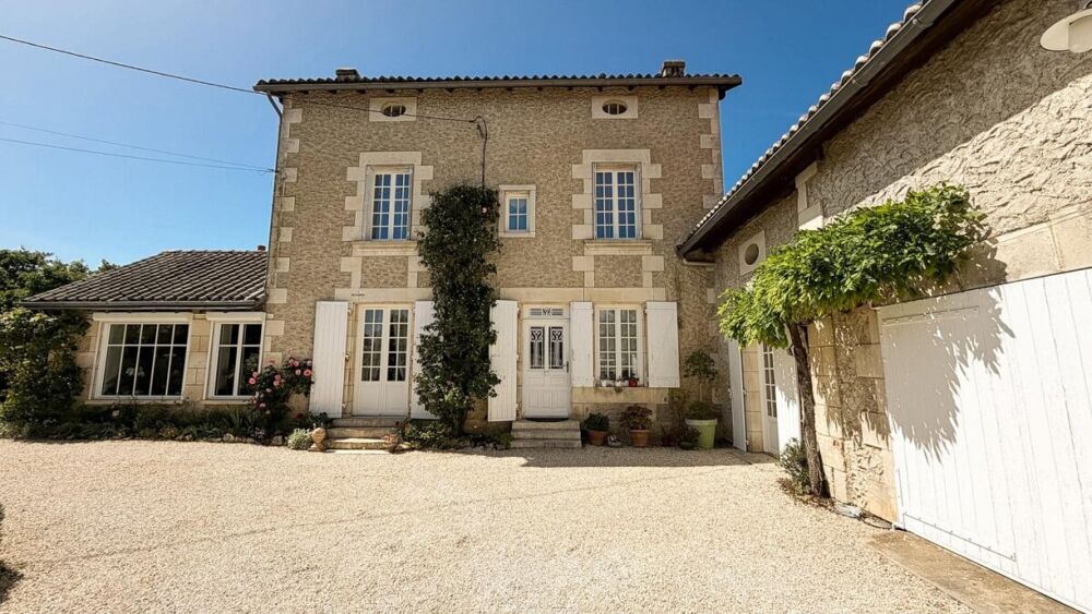 Maison poitevine de caractère avec piscine et jardin paysage