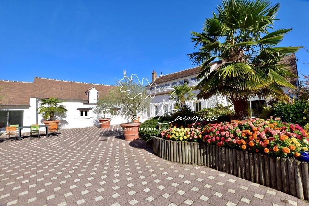 Propriété à vendre proche de CHATEAUNEUF SUR LOIRE - 1 hectare - Fermette de caractère de 394m2 - Piscines chauffée - Cours de