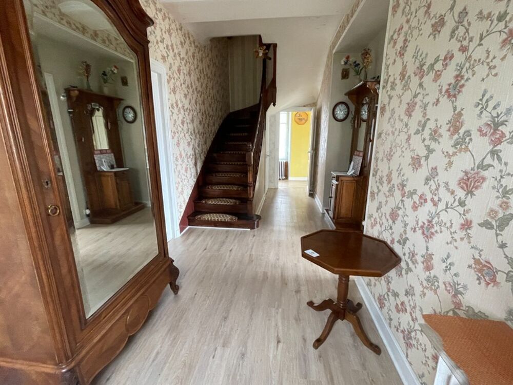 Maison à double distribution avec 2 garages et 1000m2 de terrain clos
