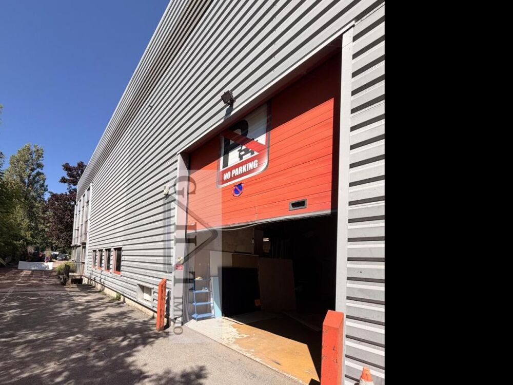   A VENDRE CHILLY-MAZARIN UN ENTREPOT ET DES BUREAUX 