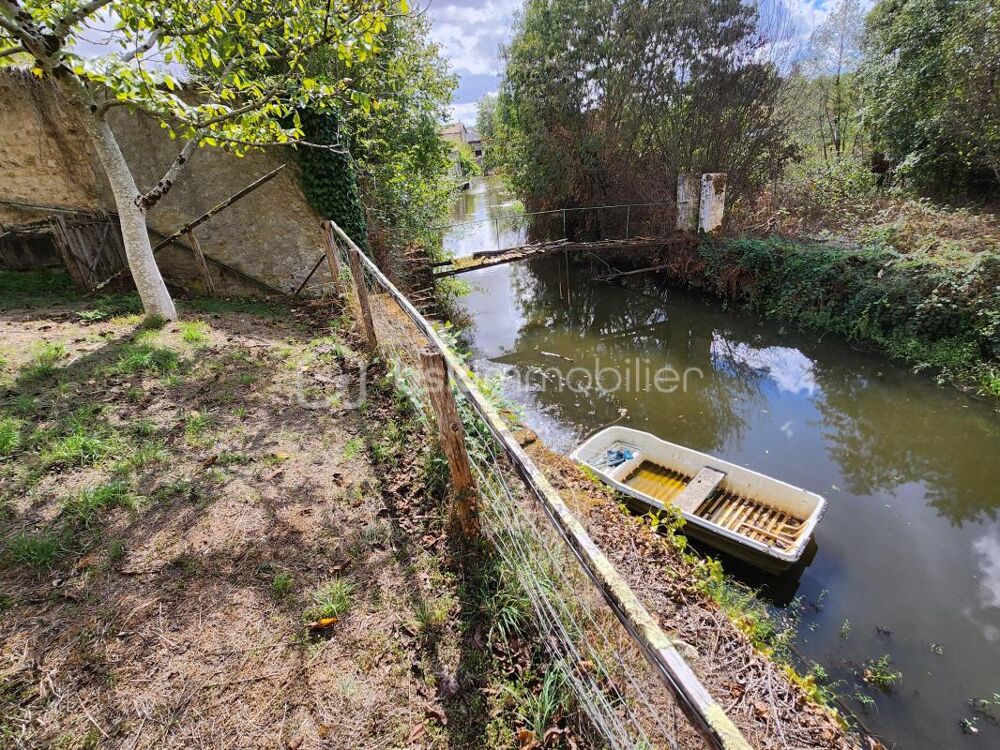 Vente Maison Sanxay – Ancien relais de poste en bord de rivière, atelier et dépendances, avec 2 terrains Sanxay