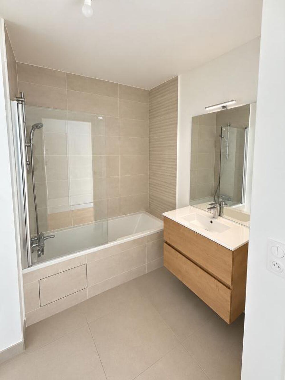 Vente Appartement ** NOUVEAU !! SUPERBE 2 PIÈCES EN ÉTAGE ÉLEVÉ – LUMINOSITÉ & CONFORT ! ** Rueil malmaison