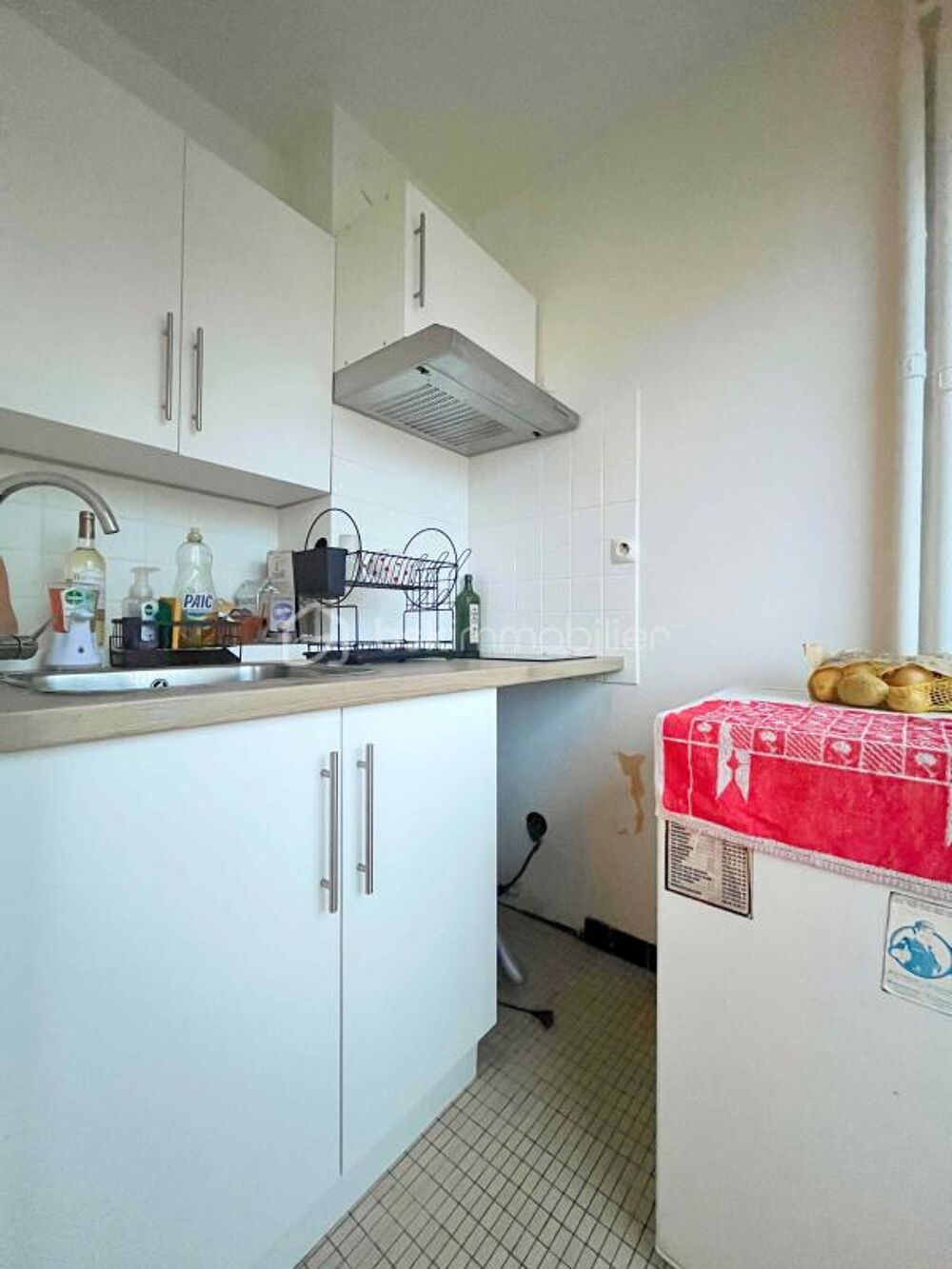 Location Appartement LOCATION NON MEUBLÉE  - STUDIO 28m² Rénové + BALCON + CAVE & PARKING - Courbevoie Courbevoie