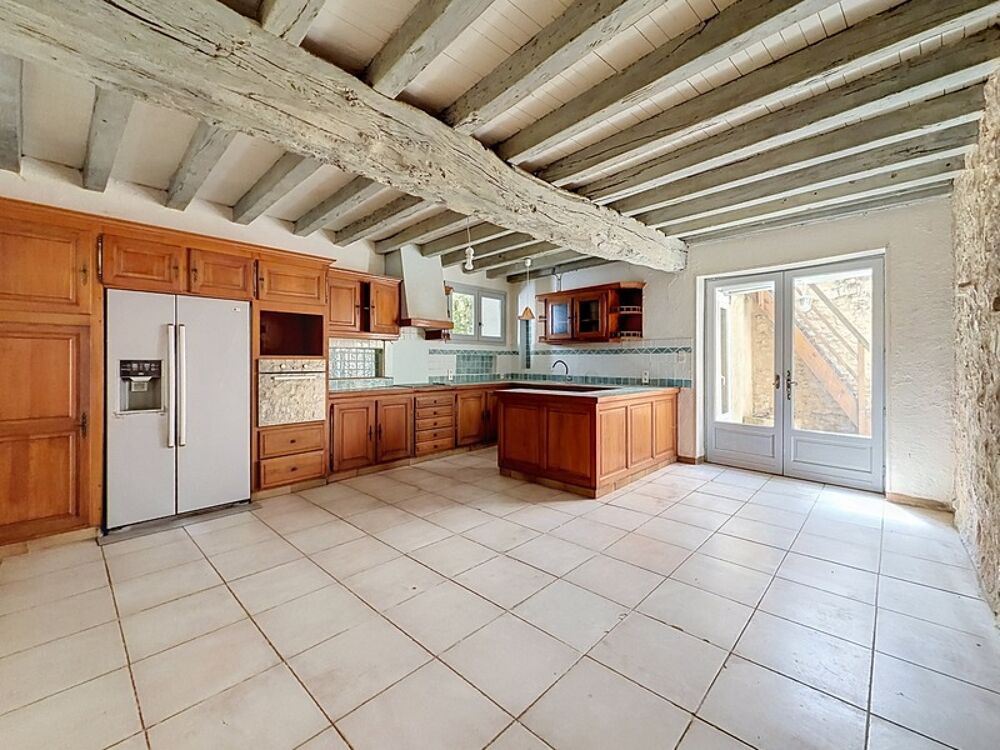 Maison de caractère avec éléments médiévaux  241 m²  6 chambres  Cour et terrasse  Centre historique