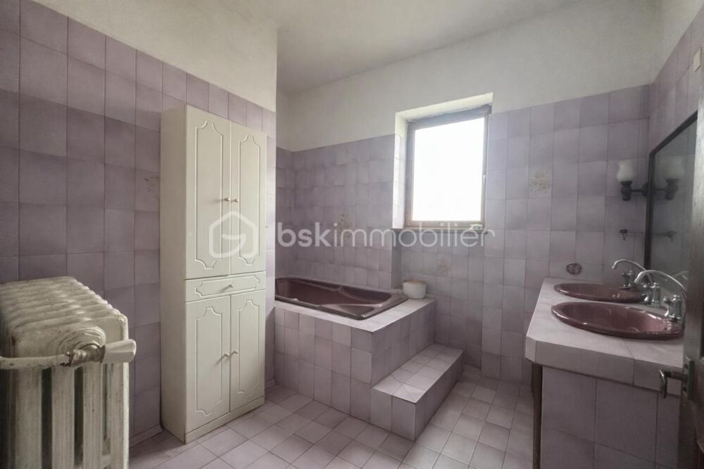 En campagne, une villa traditionnelle spacieuse à renover ! Sur Saint-Julien-les-Rosiers