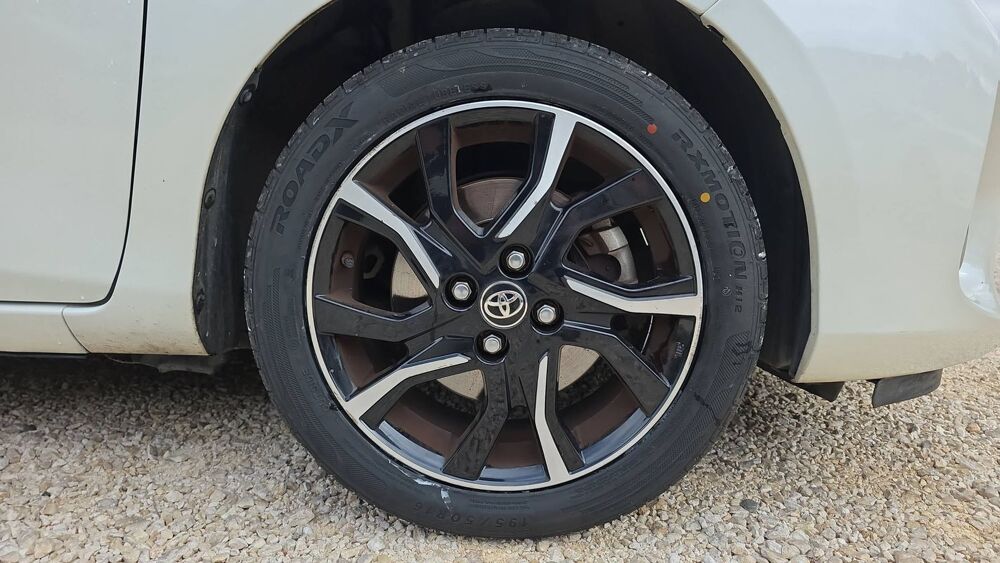 Yaris 1.5 VVTi 100 Hybrid E-CVT Collection - Automatique 2017 occasion 82000 Montauban