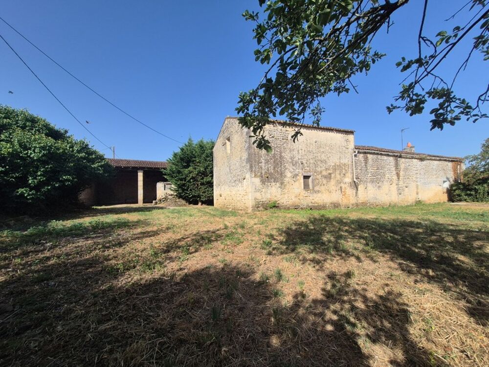 Maison charentaise à rénover avec nombreuses dépendances  Archingeay 17380