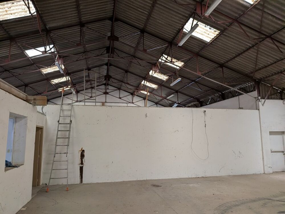   Entrepôt plus bureaux, 400 m² de surface couverte Limoux